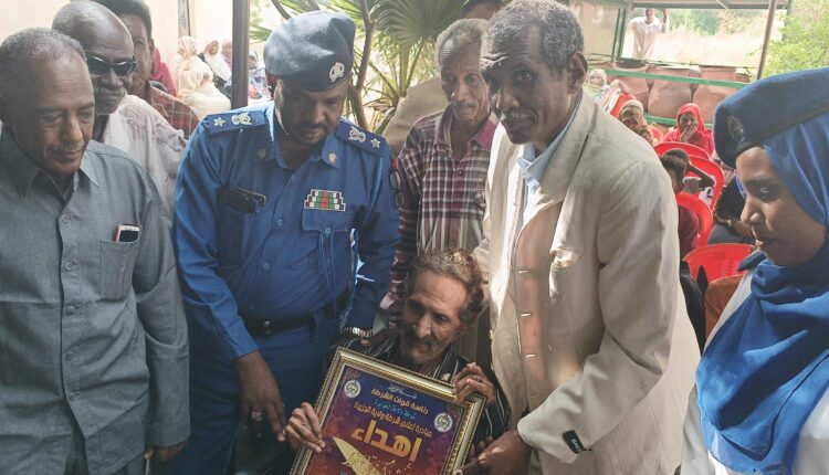 شرطة ولاية الجزيرة تكرم الفنان المسرحي نبيل متوكل