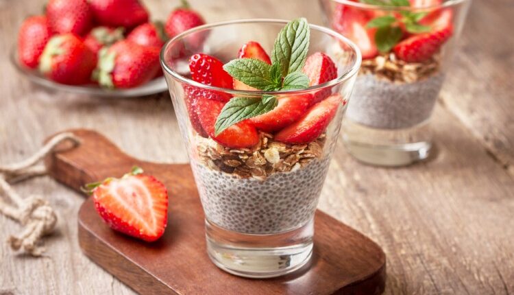 طريقة عمل بودينغ الشيا بالفراولة للرجيم