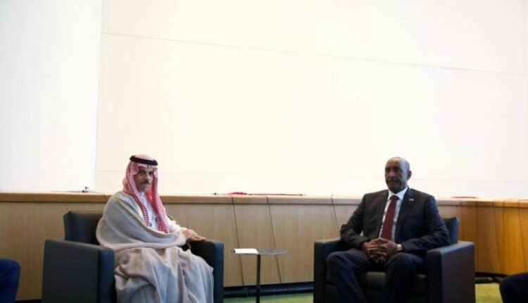 تفاصيل لقاء بين البرهان ووزير الخارجية السعودي