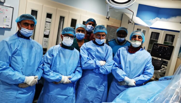 عملية ناجحة لتغيير صمام أورطي بالقسطرة لمريضة تسعينية بالطائف