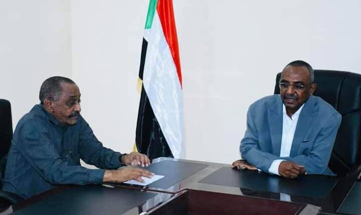 المدير العام لقوات الشرطة وزير الداخلية المكلف يلتقي والي ولاية القضارف للوقوف على الاحوال الامنية