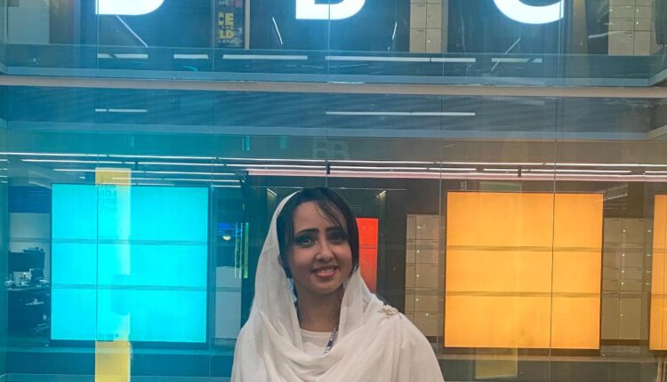 اطلاله لدكتوره امنة نوري بالتوب السوداني الأبيض عبر البي بي سي