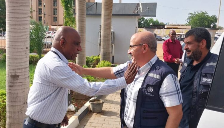 المدير القطري لمنظمة الصحة العالمية مكتب السودان يقف علي تقديم الخدمة الطبية بالحزيرة