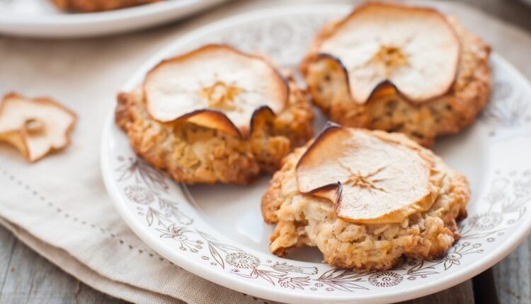 كوكيز التفاح بالجوز والقرفة