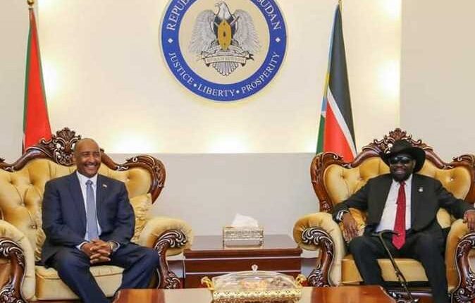 ما دلالات ارتداء البرهان الزي المدني أثناء زيارته إلى مصر وجنوب السودان؟.. خبراء يجيبون