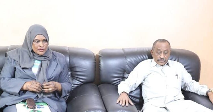 جامعة القضارف وحكومة الولاية تبحثان تهيئة البيئة الجامعية وأسكان الطلاب انفاذاً لقرار الدولة بإستئناف الدراسة بالجامعات