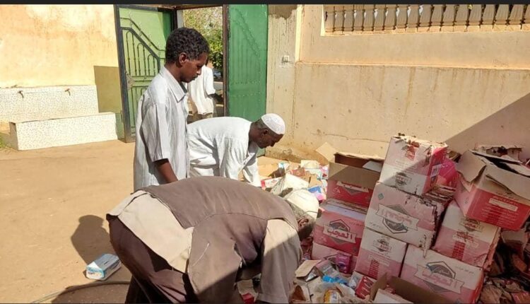 تنفيذي محلية مروي يقف على ضبطيات وإبادة سلع ومواد منتهيةالصلاحية