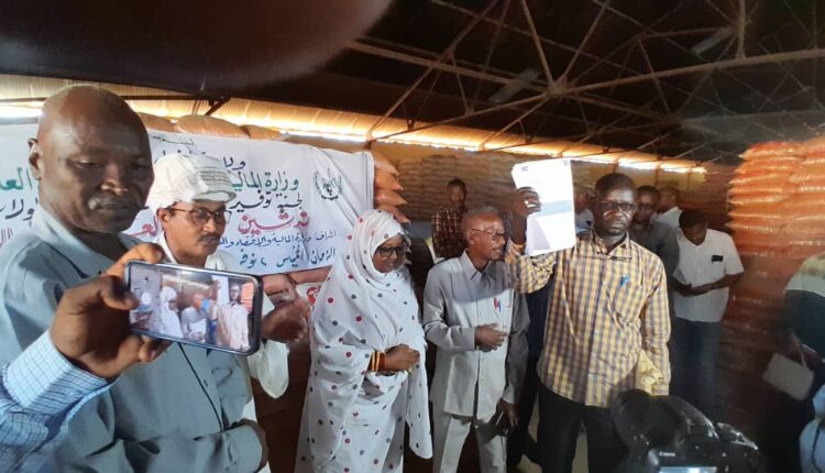 والى النيل الأبيض يدشن سلة العاملين بكلفة اكثر من مليون جنيه ويتعهد برفع المعاناة