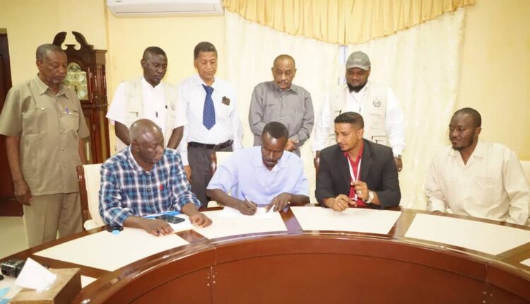 حكومة القضارف توقع عقد بأنشاء 8محطات مياه شرب بالطاقه الشمسيه