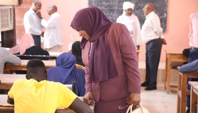 مدير جامعة القضارف يقف على بداية الامتحانات بكليتي الآداب والعلوم الإنسانية وعلوم المختبرات الطبية