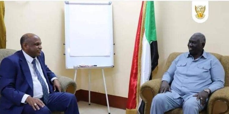 عقار يقف على الترتيبات لانعقاد ملتقى ولاة الولايات بالقضارف.