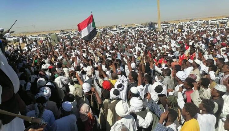 ولاية نهر النيل تخرج في مسيرة هادرة لمساندة القوات المسلحة السودانية ودعمها ضد التمرد.
