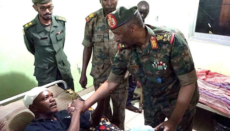 البرهان يتفقد جرحى العمليات العسكرية بالمستشفى التأهيلي بودمدني..