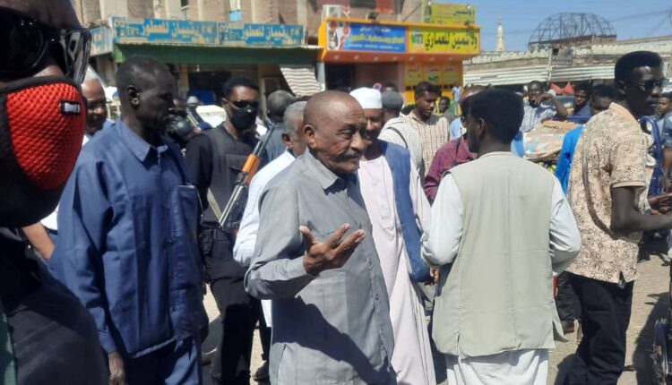 والى القضارف خلال تجواله بالاسواق يطالب المواطنين بتعزيز الحس والعملية الامنية