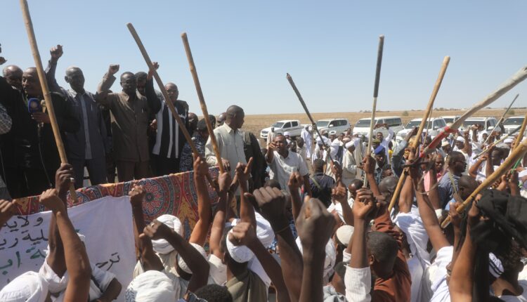 والى القضارف بمحلية وسط القضارف يدعو المواطنين للمساهمه مكافحة فى تهريب الوقود وحفظ الامن