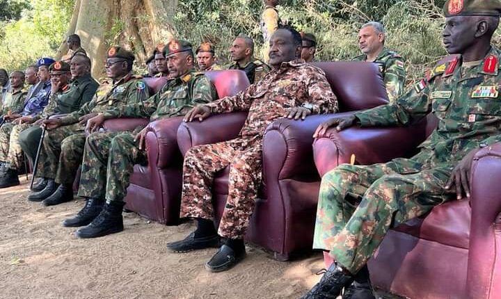 وسط إستقبالات شعبية حاشدة وضمن جولته للفرق العسكرية- رئيس مجلس السيادة القائد العام للقوات المسلحة يتفقد القوات المرابطة بولاية سنار