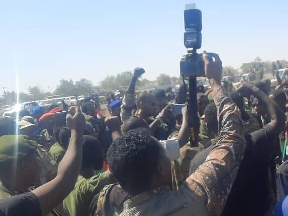 البرهان يتفقد قوات القائدمصطفى تمبور بمعسكر الربوه