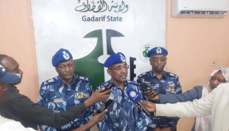 المدير العام لشرطة الفريق خالد حسان يتلقى تنويرا امنى ويقف على عمل الشرطه بولاية القضارف