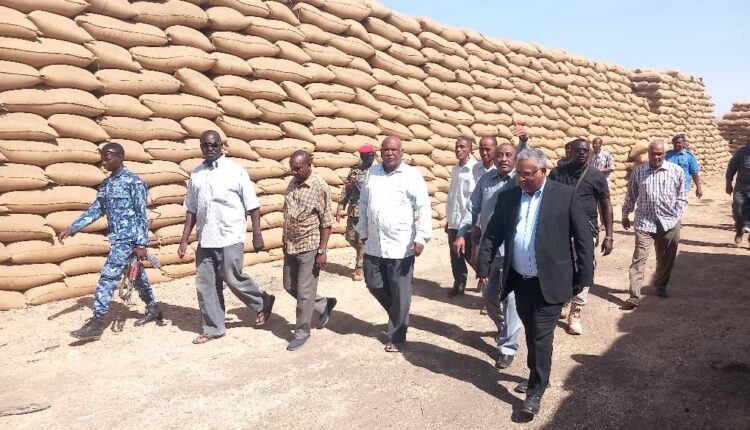والى القضارف ومدير عام بنك النيل يتفقدان تسليم محصول الذره من المزارعين