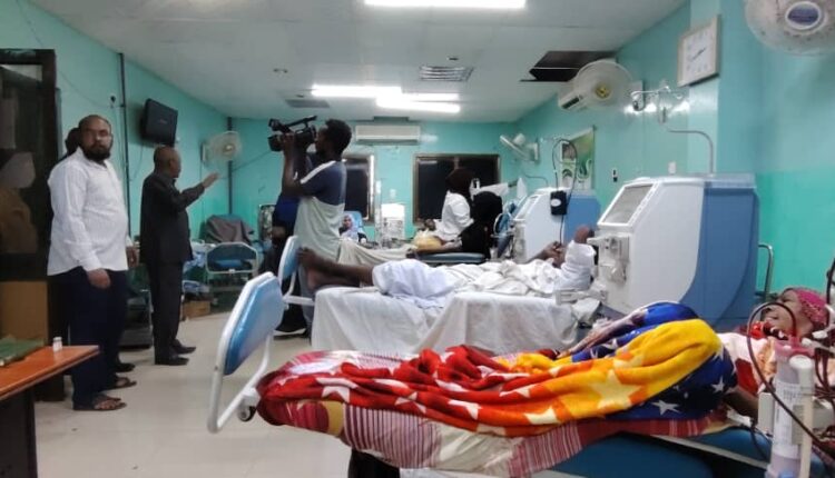 وزير الرى والموارد المائيه ووالى القضارف يتفقدان مستشفى الكلى بالولايه الشمالية