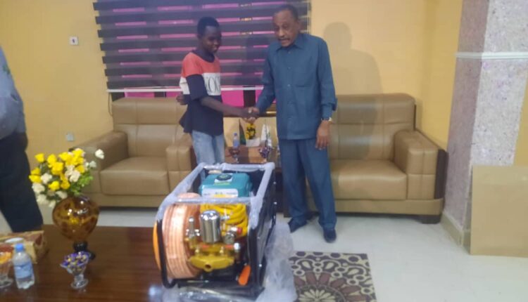 والى القضارف يسلم مشروع اعاشي لطفل يعول اسرته