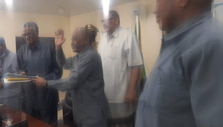 خلال ساعات من اعلان خبر التعين اسرع اجراءات تسليم وتسلم فى اول بادره تحدث بالولاية اكتمال اجراء عمليات التسليم والسلم بين والى القضارف السابق محمد عبدالرحمن محجوب واللواء ركن م محمد احمد حسن