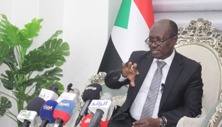 وزير الداخليه ..الفريق خليل باشاسايرين إستعادة نظم السجل المدني والجوازات إستجلاب مصنع للجوازت