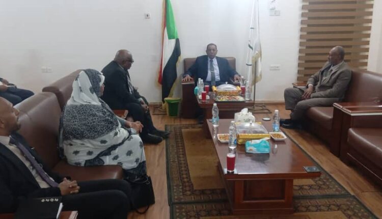 وزير العدل يقف على سير العمل القانوني في البلاد