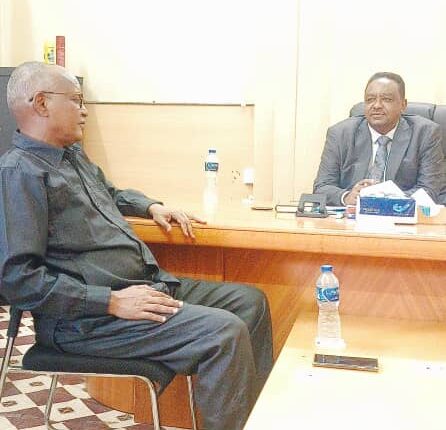 محافظ مشروع الجزيره يطلع مدير الأمن بولايه الجزيره علي الترتيبات الجاريه لانطلاقة الموسم الزراعي الجديد