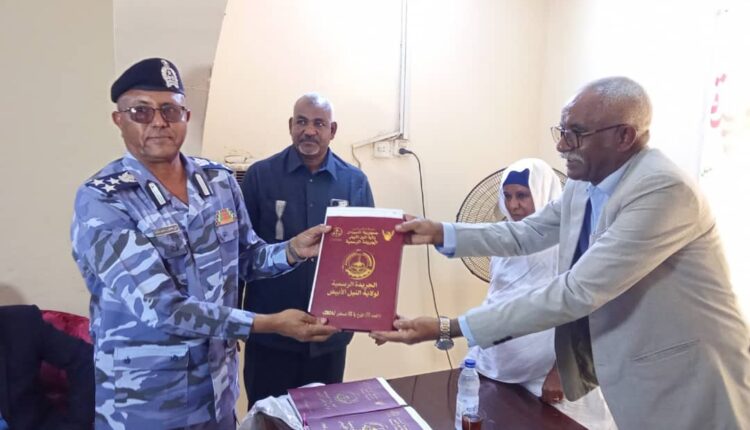 والي النيل الأبيض يدشن العدد الاول من الجريدة الرسمية بالولاية